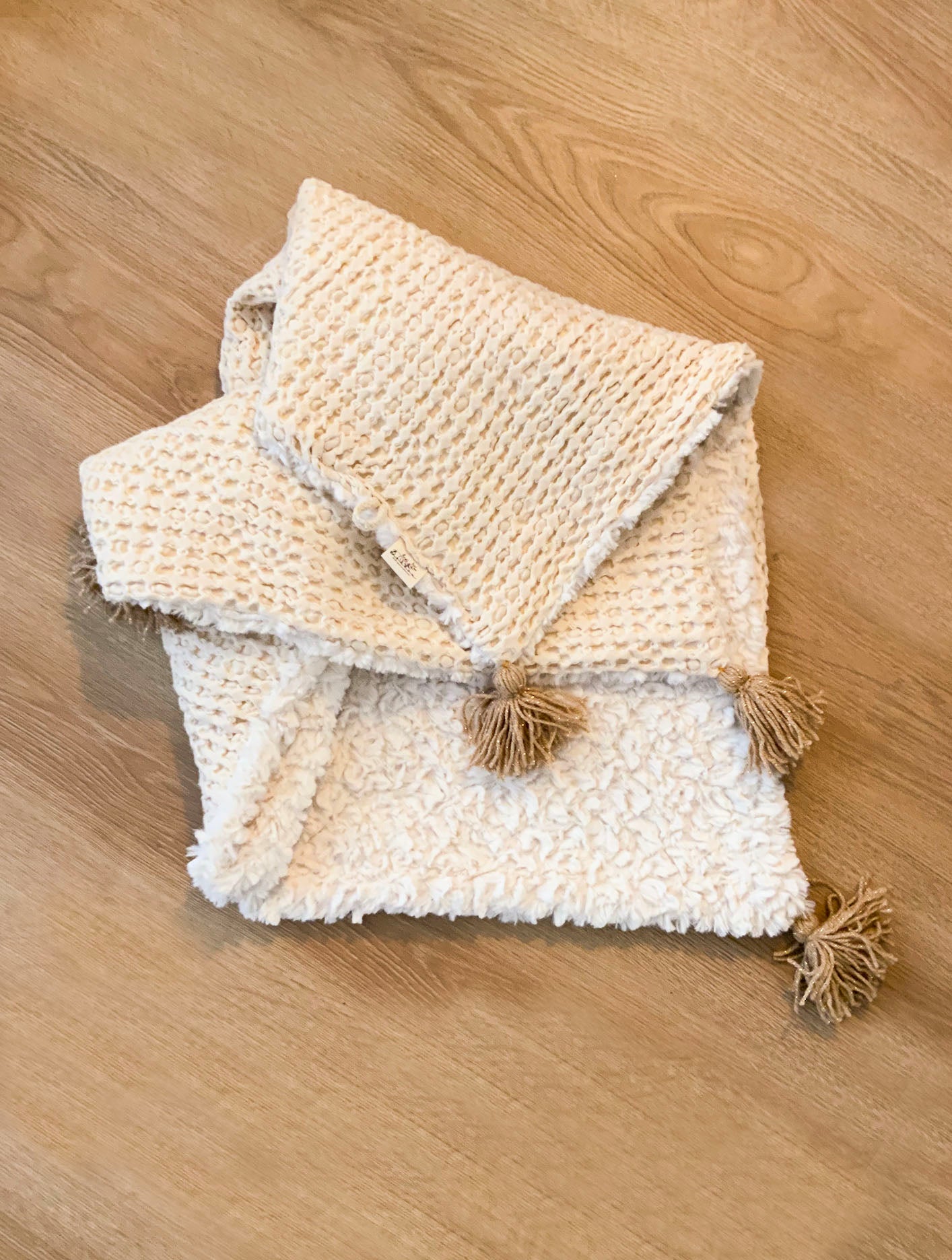 Couverture de naissance pour bébé personnalisable avec pompoms, fausse fourrure et motifs mignons.